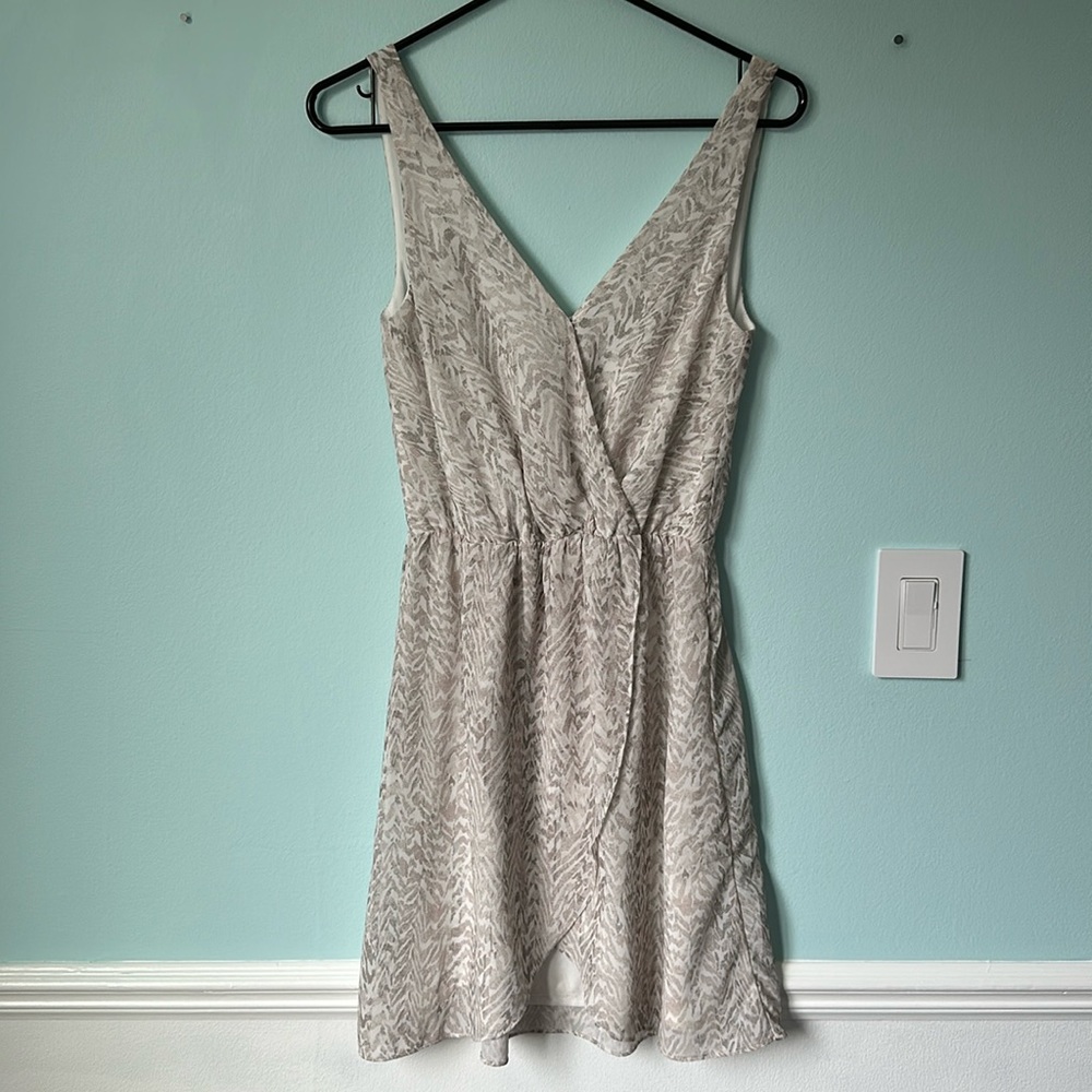 Beautiful H&M dress, perfect to dress up or down in the summer
